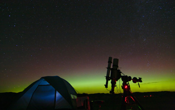 <em>Aurora borealis</em> visible over Merritt Reservoir in Valentine, Neb.