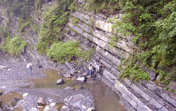 Researchers study exposures of the Doushanto Formation in South China